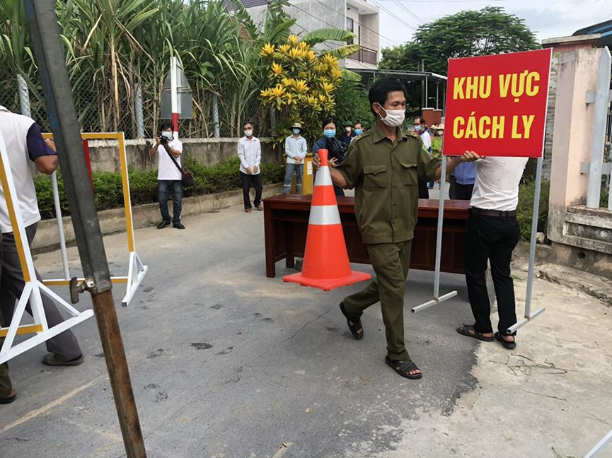 Lực lượng dân quân tự vệ dỡ barie, biển cấm ở thôn Mỹ Huệ 1- ảnh Nguyễn Ngọc