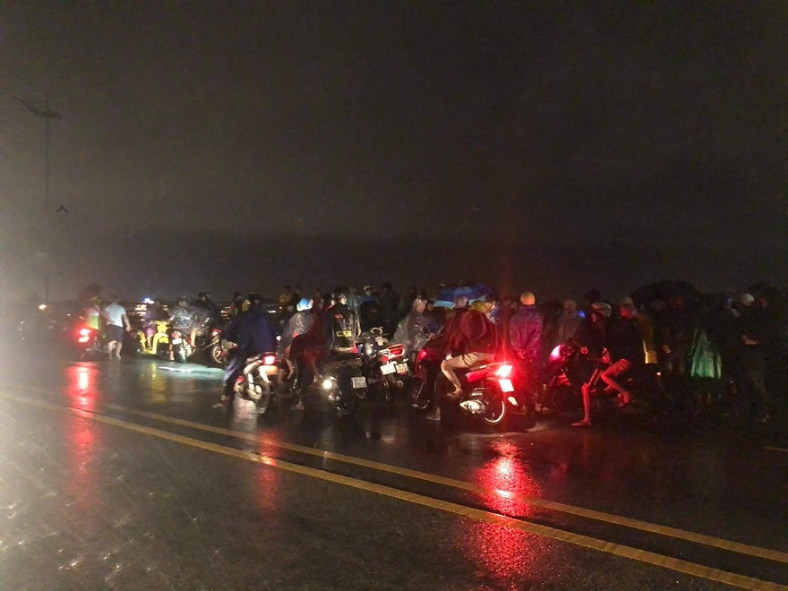 Vụ việc đã thu hút hàng trăm người dân hiếu kỳ theo dõi. Ảnh: Nguyễn Ngọc