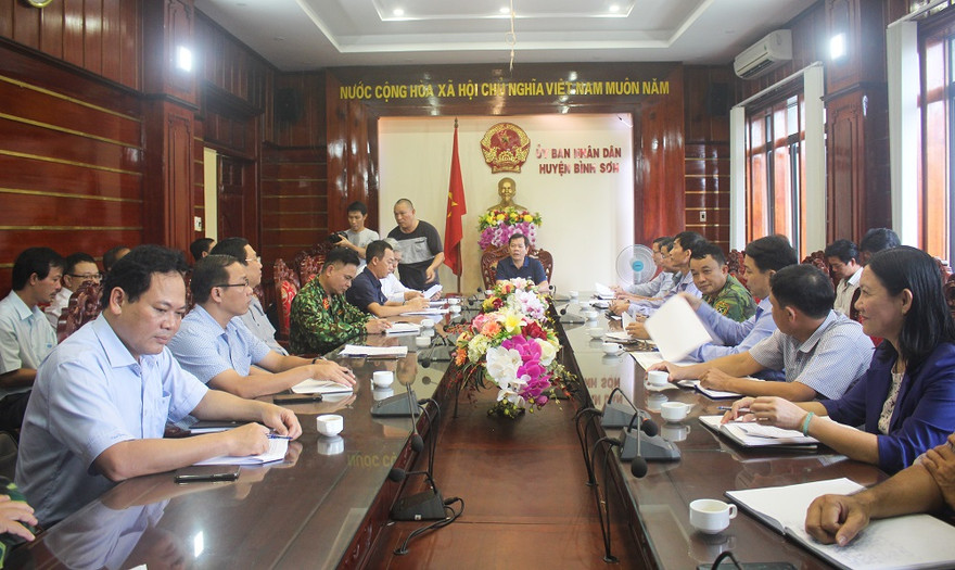 Ông Đặng Văn Minh, Chủ tịch UBND tỉnh Quảng Ngãi làm việc với UBND huyện Bình Sơn về công tác ứng phó mưa lũ. Ảnh: Nguyễn Ngọc