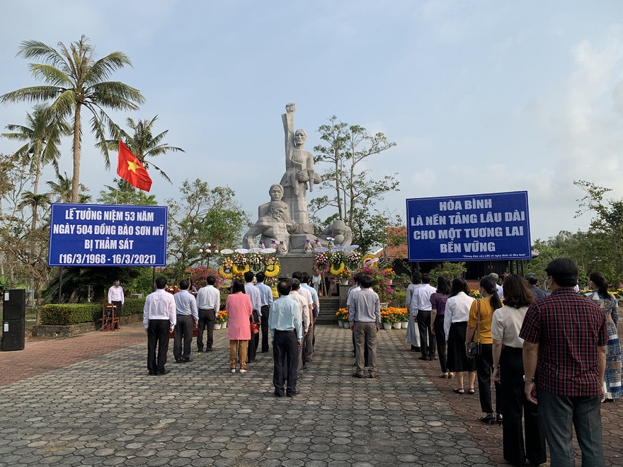Dâng hương tưởng niệm. Ảnh: Nguyễn Ngọc 