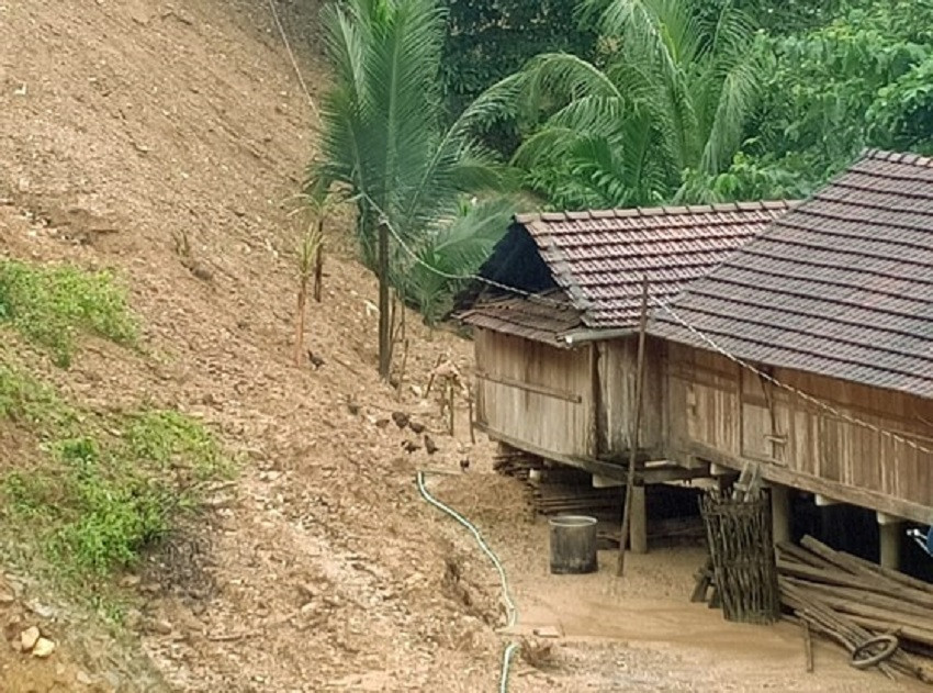 Quảng Ngãi khẩn cấp di dời 75 hộ dân với hơn 300 nhân khẩu ở vùng sạt lở núi đến nơi an toàn. Ảnh: (UBND xã Ba Giang cung cấp)