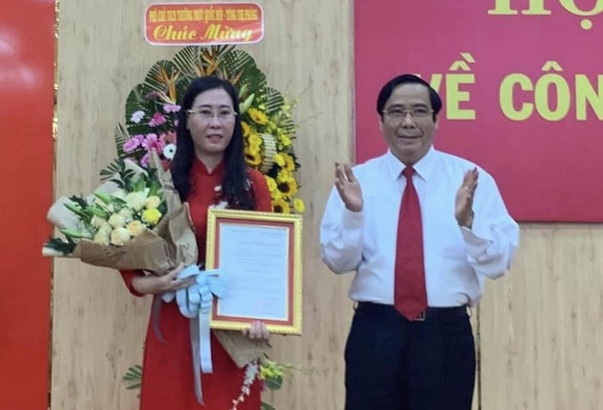 Ông Nguyễn Thanh Bình, Phó Trưởng Ban Thường trực Ban Tổ chức Trung ương trao Quyết định của Bộ Chính trị chuẩn y bà Bùi Thị Quỳnh Vân giữ chức Bí thư Tỉnh ủy Quảng Ngãi. nhiệm kỳ 2015-2020. Ảnh: PTQ