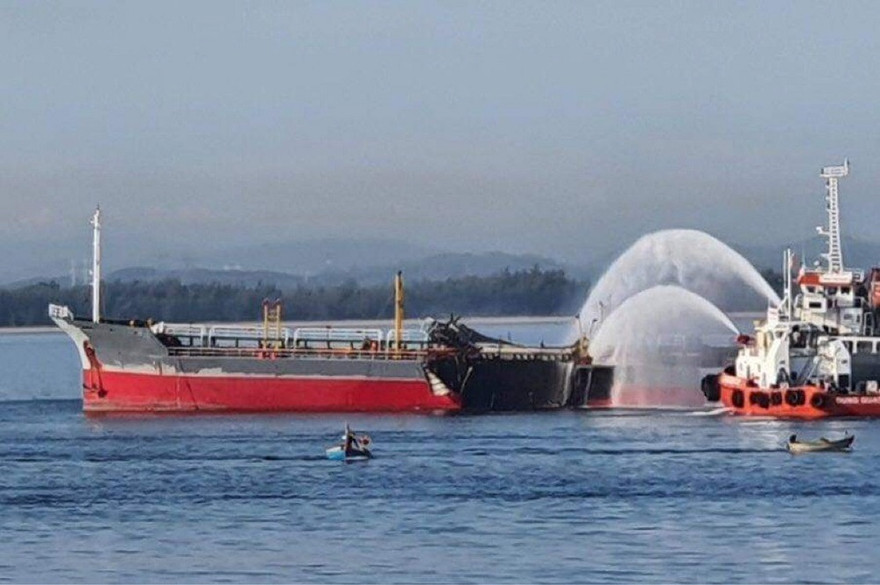 Lực lượng chức năng cứu hộ tàu chở dầu bị cháy trên biển Dung Quất. Ảnh: Nguyễn Ngọc