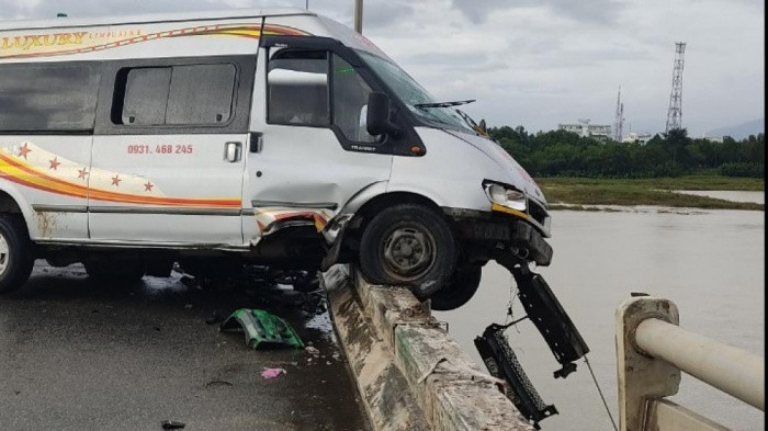 Va chạm liên hoàn, xe khách nằm vắt vẻo trên thành cầu