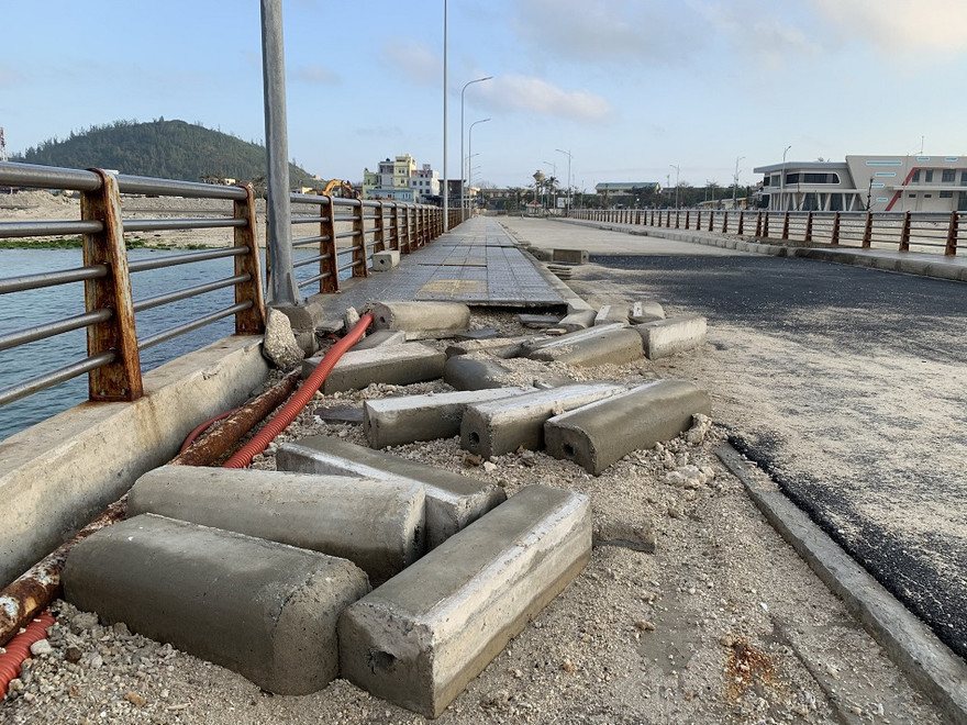 Nhiều gạch, đá lát bị bong tróc. Ảnh: Nguyễn Ngọc