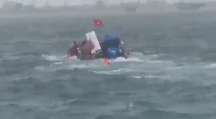 Tàu vận tải Tùng Lợi bị chìm trên biển khi còn cách đảo Lý Sơn khoảng 1 hải lý. Ảnh: (cắt từ clip)