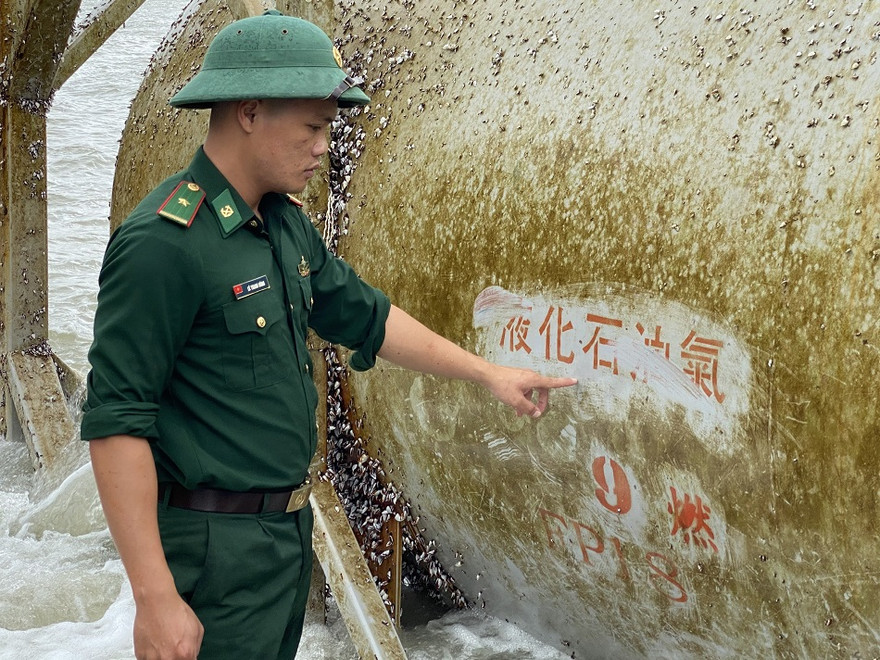 Bồn kim loại được phát hiện trôi dạt vào bờ biển Quảng Ngãi. Ảnh: Nguyễn Ngọc