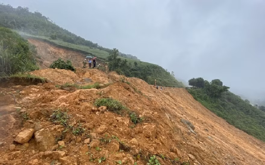 Một điểm sạt lở uy hiếp nhà dân ở Quảng Ngãi. Ảnh: Nguyễn Ngọc
