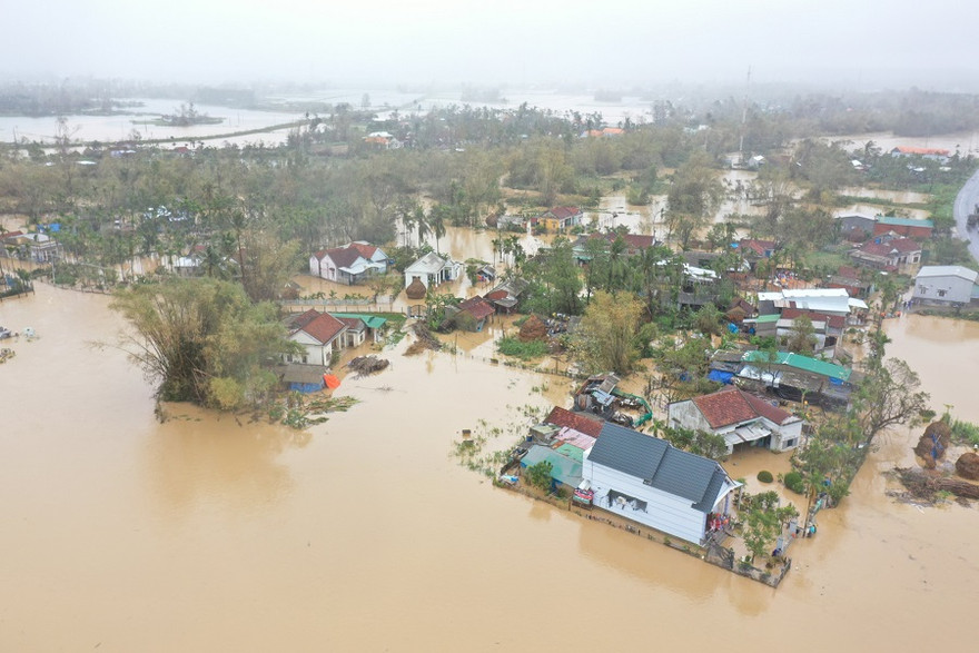 Nhiều khu dân cư ỏ địa bàn tỉnh Quảng Ngãi ngập chìm trong biển nước. Ảnh: Nguyễn Ngọc