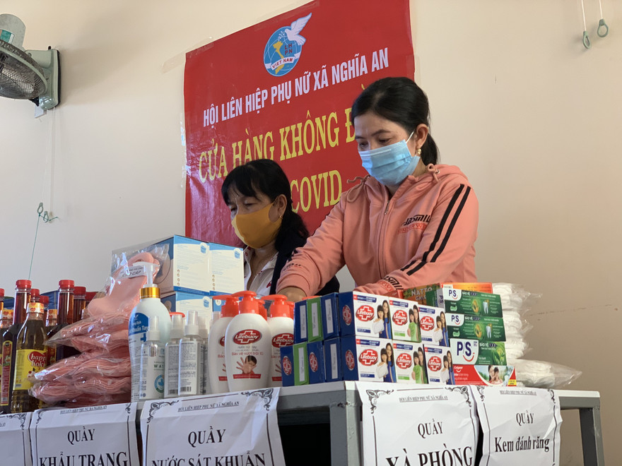 ‘Cửa hàng nụ cười’ của chị em xã nghèo chia sẻ với người gặp khó 