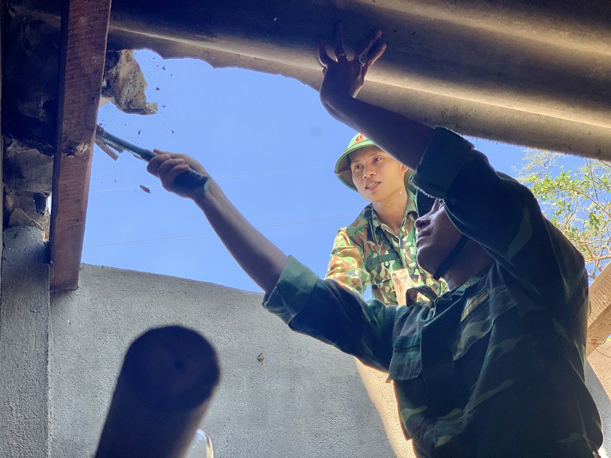 Lực lượng chức năng giúp người dân sửa lại nhà sau bão số 9. Ảnh: Nguyễn Ngọc