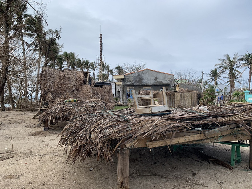 Thiên đường du lịch ở đảo Bé, huyện Lý Sơn, Quảng Ngãi tan hoang sau bão. Ảnh: Nguyễn Ngọc