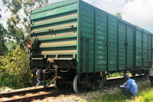 Tàu trật bánh trên đường sắt qua xã Phổ Thạnh, huyện Đức Phổ. Ảnh: Thạch Thảo.