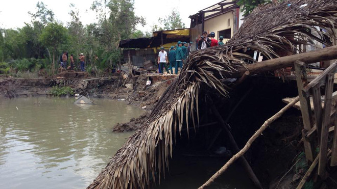4 căn nhà bị nước cuốn giữa đêm, hàng chục người hoảng loạn