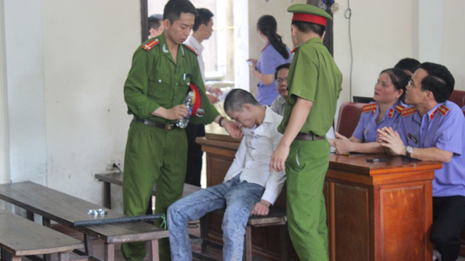 Bị cáo ngất xỉu trước vành móng ngựa.