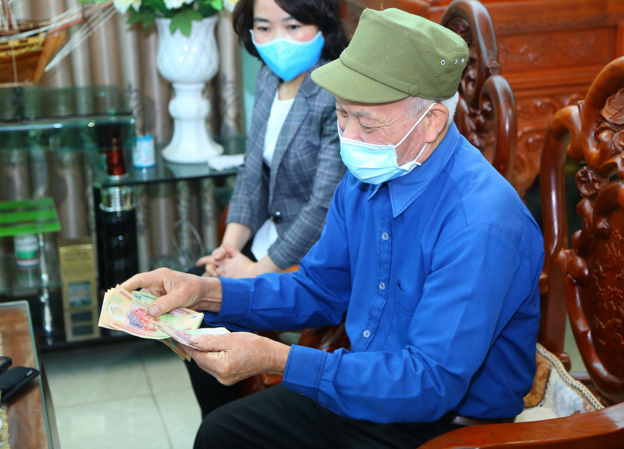 Người dân ở xã Nhân Thịnh, Lý Nhân, Hà Nam nhận tiền hỗ trợ trong đợt đầu tiên
