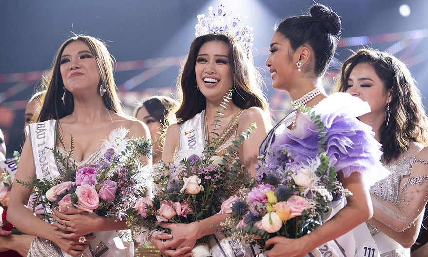 Nguyễn Trần Khánh Vân trong khoảnh khắc đăng quang Hoa hậu Hoàn vũ Việt Nam 2019.