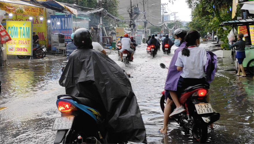 Sau cơn mưa lớn, một số tuyến đường cửa ngõ phía Tây TP HCM lại ngập