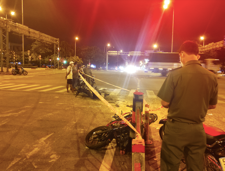 Hai xe máy tông nhau 4 người nhập viện 