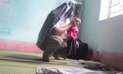 "Thầy" Định đang làm bùa.