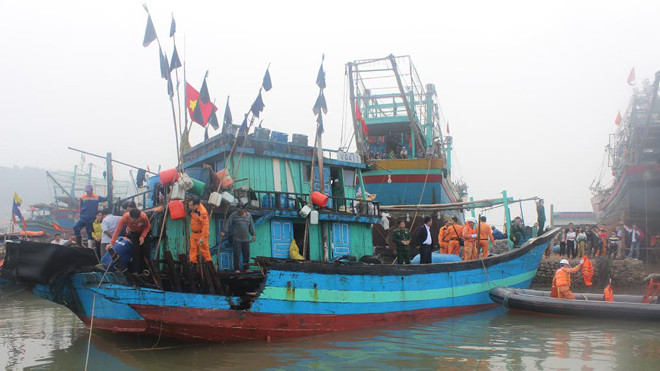 Tàu bị nạn được BĐBP lai dắt vào bờ an toàn.