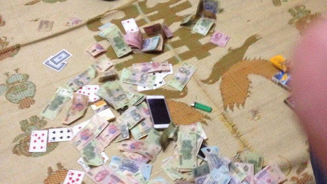 Công an đã thu giữ gần 300 triệu đồng trên chiếu bạc.