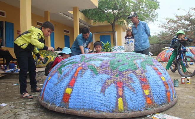 Họa tranh trên thúng, thuyền tại làng biển Tam Thanh