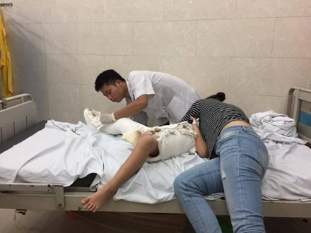 Cháu Trần Chí Kiên - học sinh bị gãy chân do tai nạn trong Trường tiểu học Nam Trung Yên - khi chữa trị tại bệnh viện.