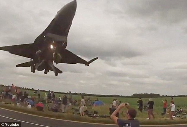 Chiến đấu cơ F-16 khiến người xem thất thần