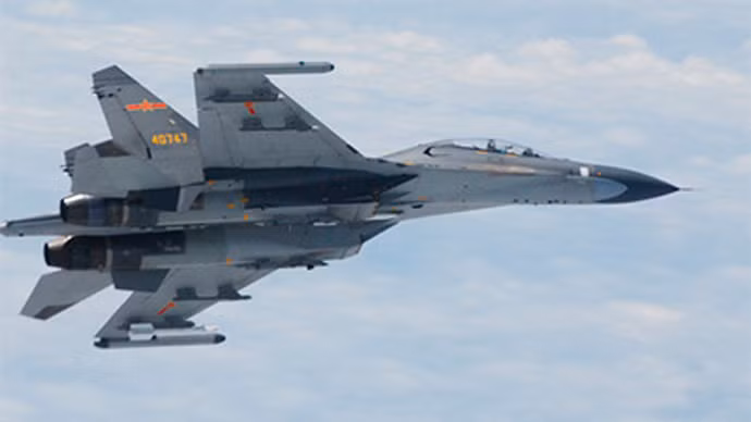 Tiêm kích phản lực Su-27 của TrungQuốc trên biển Hoa Đông (ảnh chụp ngày 11/6/2014 được Bộ Quốc phòng Nhật Bản công bố, Reuters)