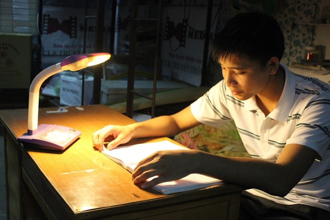 Nam sinh mồ côi mẹ, bố bỏ rơi, đi thi chỉ với 500.000 đồng