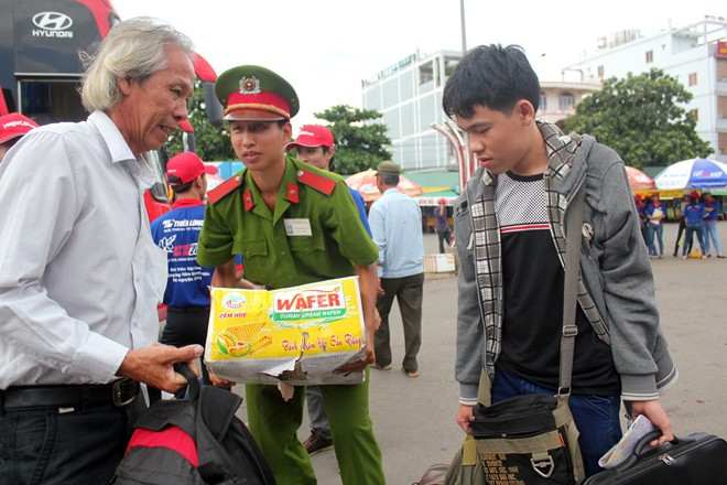 Sinh viên, công an đội nắng bê đồ giúp sĩ tử