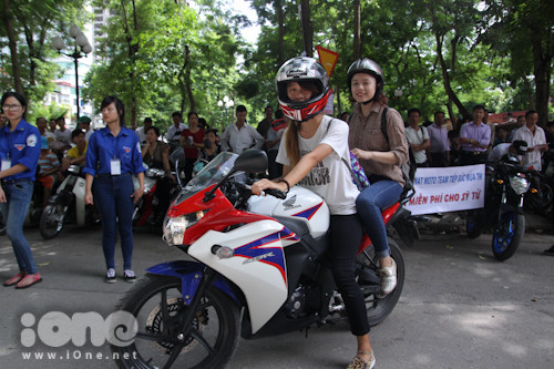 Những hành động đẹp khiến sĩ tử rơi nước mắt mùa thi 2014