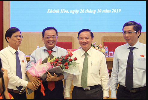 Lãnh đạo tỉnh Khánh Hòa tặng hoa chúc mừng ông Lê Hữu Hoàng.