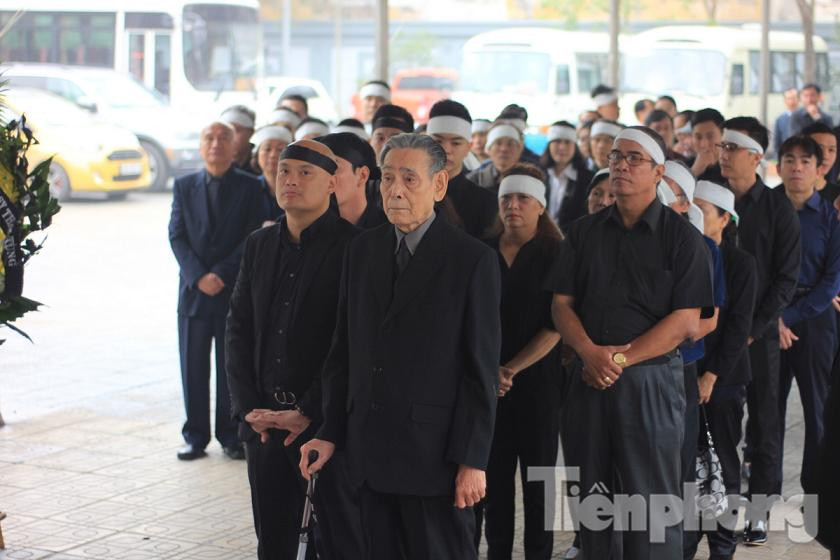 Gia quyến nhạc sĩ Thanh Tùng dẫn đầu đoàn viếng.