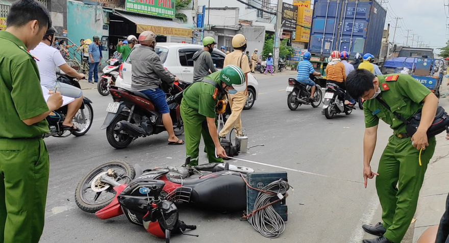 Tránh nắp cống, người đàn ông bị xe container kéo lê hàng chục mét