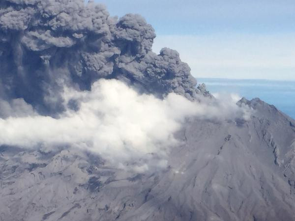 Hình ảnh núi lửa Calbuco phun trào hôm 30/4