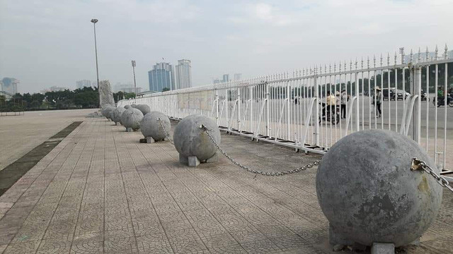 Đêm qua (5/12), 40 quả "bóng xích" đã được di chuyển khỏi sân Mỹ Đình.