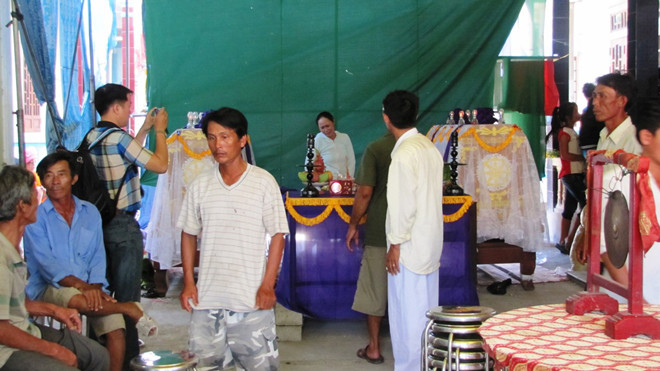 Người dân Phú Xuân đến chia buồn trước cái chết đột ngột của vợ chồng anh Hạ cùng con nhỏ. Ảnh: Ngọc Văn