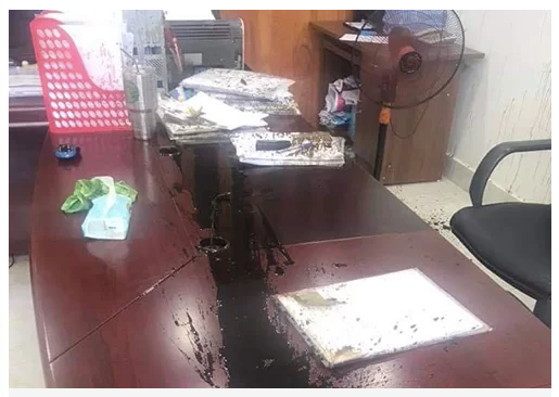 Công ty loang lổ vết mắm tôm và dầu luyn. Ảnh: Văn Hưng.