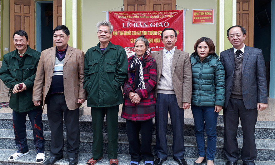 Các đơn vị, ngành chức năng cùng gia đình tham dự lễ khánh thành nhà tình nghĩa của gia đình bệnh binh Lê Quang Binh. Ảnh: Hoàng Lam.