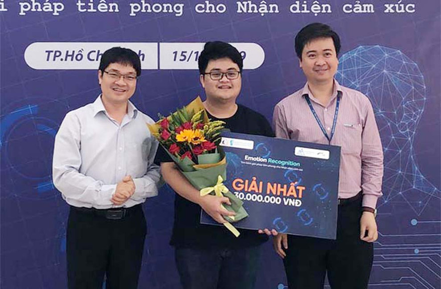Anh Trần Bảo Toàn (đứng giữa) đến từ ĐH Duy Tân được trao giải Nhất tại cuộc thi ERC2019