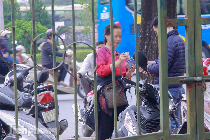 'Chợ đen' nhộn nhịp buôn vé trước trận giao hữu Việt Nam - Triều Tiên