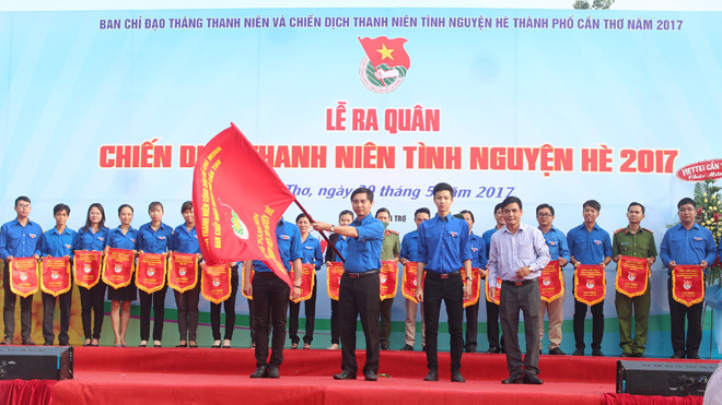 Đ/c Nguyễn Xuân Hải – UVBTV, Trưởng Ban Nội Chính Thành ủy trao cờ lệnh cho Ban Chỉ huy Chiến dịch thanh niên tình nguyện hè năm 2017.