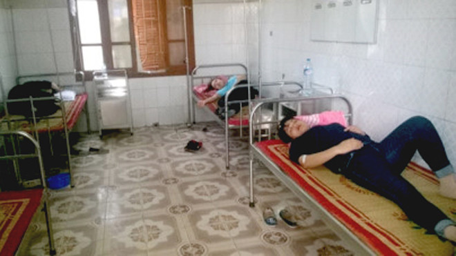 Gần 40 công nhân nghi bị ngộ độc sau ăn ca đêm 