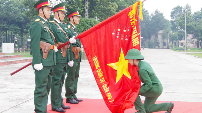  Binh nhì Chung Thị Cẩm Hồng (Bộ Tư lệnh Quân khu 7) vinh dự đại diện cho 100 nữ chiến sĩ tuyên thệ dưới Quân kỳ Quyết thắng