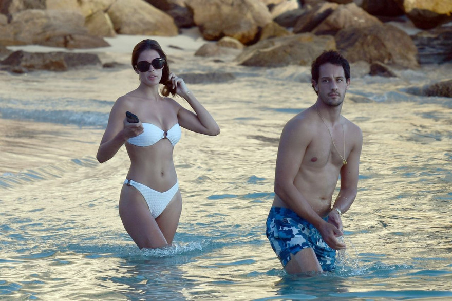 Hoa hậu Hoàn vũ 2016 Iris Mittenaere đẹp như mộng ở biển khó rời mắt