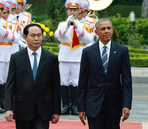 Chủ tịch nước Trần Đại Quang đón Tổng thống Mỹ theo nghi thức cấp nhà nước. Ảnh: Hồng Vĩnh.