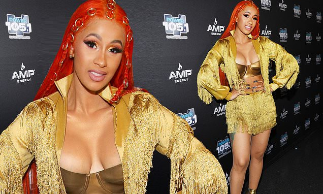 Cardi B suýt lộ ngực vì váy hở bạo, nhảy sung trên sân khấu