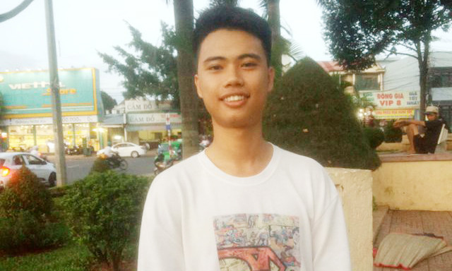 Em Đặng Thanh Hùng - học sinh lớp 12A1 Trường THPT Thực hành Cao Nguyên - Trường Đại học Tây Nguyên (Đắk Lắk).
